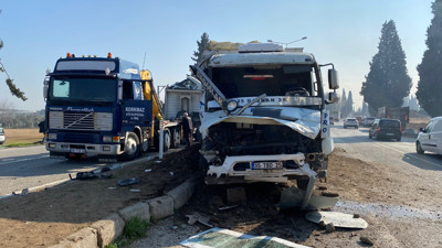 İzmir'de tırlar çarpıştı: 2 yaralı