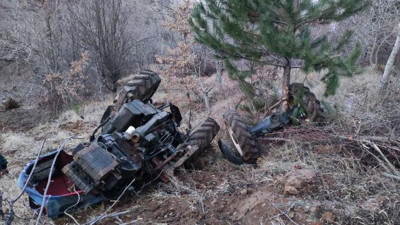 Dere yatağına yuvarlanıp ikiye bölünen traktörün sürücüsü yaralandı