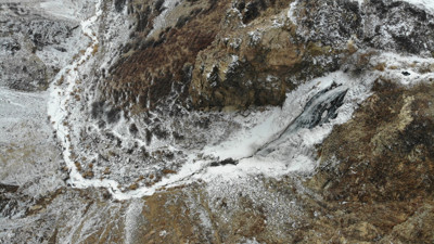 75 metre yükseklikten aşağı akan şelale dondu. Eksi 20 dereceden nasibini aldı