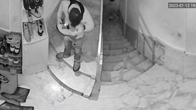 Bu da titiz hırsız: Ayakkabıları önce numarasına bakıp sonra koklayarak çaldı