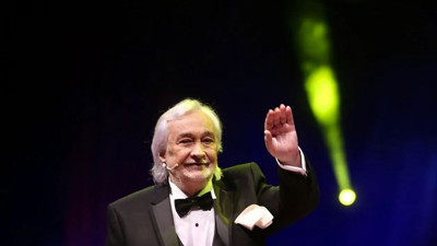 Müjdat Gezen sanatla geçen 70 yılın ardından sahnelere veda etti: Hadi bana eyvallah