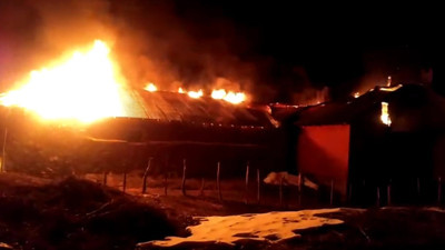 Geceyi aydınlatan yangında ev küle döndü