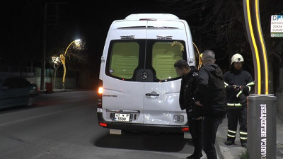 Önce servis aracına ardından elektrik direğine çarptı