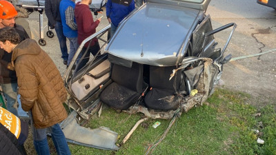 Yolcu durağına çarptı ikiye bölündü