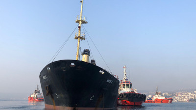 Boğaz'da karaya oturan yük gemisi kurtarıldı