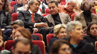 Yetmez ama evetçi, açılımın akil adamı Kadir İnanır ile Ali Babacan tiyatroda buluştu. Başka kimler vardı kimler