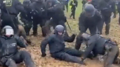 Polisleri çamurda bırakıp gittiler. Köylülerin eylemine müdahale etmek isteyen polisler çamura saplandı