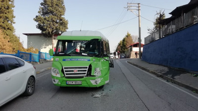 İki yolcu minibüsü çarpıştı. 11 kişi yaralandı