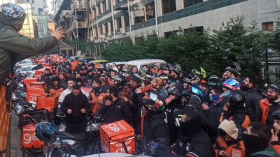 Trendyol GO kuryeleri kontak kapattı. Şirketin merkezi önünde taleplerini sıraladılar