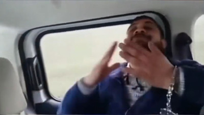 Elleri kelepçeli adamın şarkı söylemesi sosyal medyayı böldü