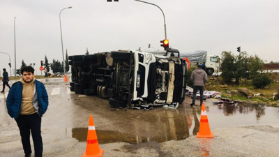 Öğrenci servisi ile TIR çarpıştı: 6 yaralı