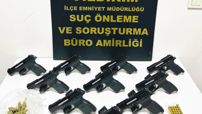 Bursa'da bir iş yerinde ve araçta 10 tabanca bulundu