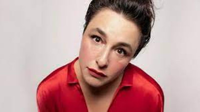 Oyuncu Esra Dermancıoğlu'ndan 'Antidepresan' yorumu. Dinleyenler kulaklarına pamuk tıkadı