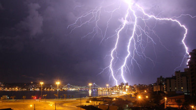 Lazer ışığıyla yıldırımın yönü değiştirildi. Hava olaylarının seyrini değiştirecek haber