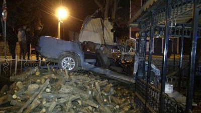 Önce kamyona çarptı, sonra bahçeye uçtu