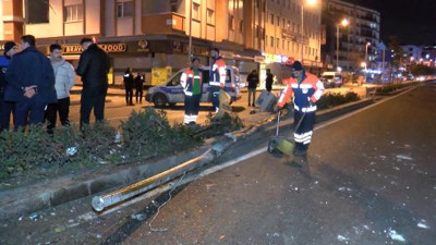 Önce yayaya sonra mobese direğine çarptı: 1 ölü, 2 yaralı