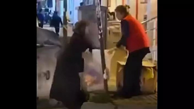 Yaşlı kadın tarihi geçmiş ürünleri çöpe atılacakken zorla aldı. Seni bu hale düşürenler utansın