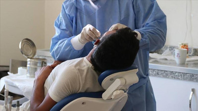 Akraba tavsiyesiyle dişini tedavi ettirdiği kişi inşaat işçisi çıktı