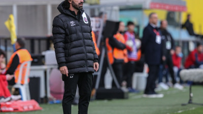 Pirlo çılgına döndü. Emre Belözoğlu ile tartıştı, görülmemiş bir protestoya imza attı