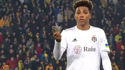 Ankaragücü taraftarı sahaya muşta attı