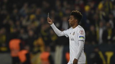 Ankara'da Beşiktaşlı futbolculara muşta attılar. İlla Beşiktaşlı bir futbolcunun ölmesi mi gerekiyor?