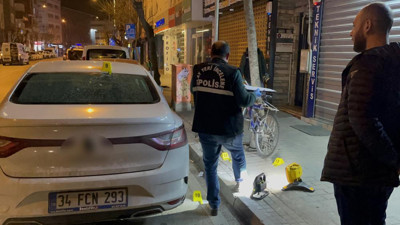 Park halindeki 3 araç maganda kurşununa hedef oldu