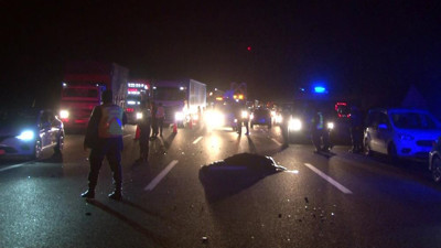 Korkunç kaza. yolda bekleyen 2 kişiye başka araç çarptı