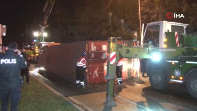 Üst geçide çarpan tır devrildi