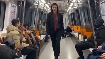 Metroda defile yapan kızların videosu rekor kırdı