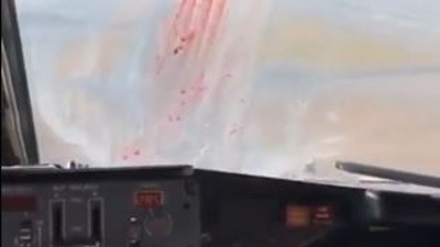 Yolcu uçağın camı bir anda kan oldu. Korku dolu anlar