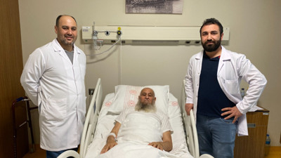 'Ameliyat ol' diyen doktorları dinlemedi. Kalça protezi karnından çıktı