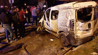 Ticari araç işyerine daldı, ortalık savaş alanına döndü