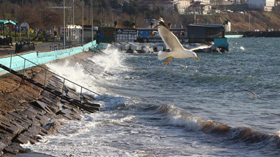 Tekirdağ'da lodos etkisini sürdürüyor