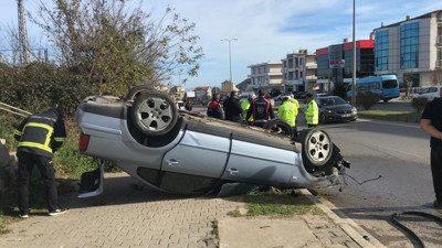 Kaldırıma çarpan otomobil takla attı