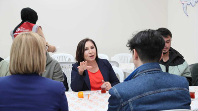 Selvi Kılıçdaroğlu, İzmit'te ‘anne eli’ projesinden yararlanan gençlerin sofrasına konuk oldu