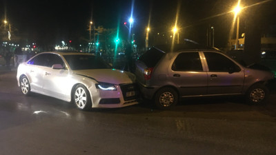 Yoldan çıkan otomobil ağaca çarptı: 3 yaralı