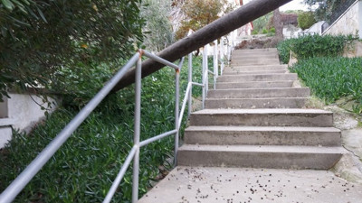 İzmir’de şiddetli fırtına ağaçları devirdi