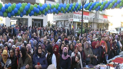 Açılışa özel indirimi duyan koştu. Vatandaşlar birbirini ezdi