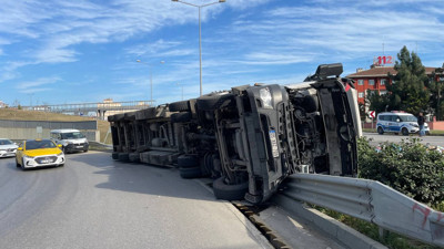 Samsun'da devrilen çöp yüklü tır trafiği aksattı