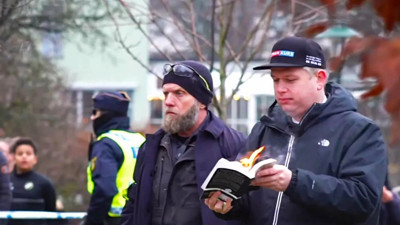 İsveç'te aşağılık herif Kuran-ı Kerim yakarken bir Türk kadını O... Çocuğu diye bağırdı. Helal olsun sana