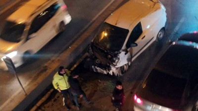 Alkollü sürücü iki araca çarptı