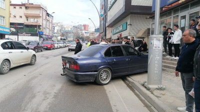 Motosiklet ile otomobil çarpıştı: 1 ağır yaralı