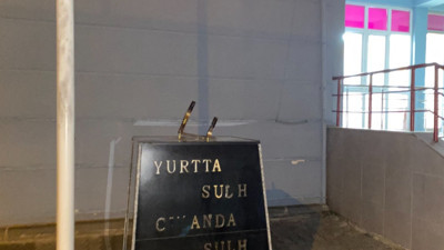 Yobazlar İsveç bahanesiyle Atatürk büstüne saldırdı. Oysa bugün Atatürk sayesinde Müslümanlar