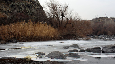 Türkiye-Ermenistan sınırındaki Arpaçay Nehri kısmen buz tuttu