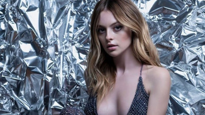 Melis Sezen kendini bakın kime benzetti. Derin dekolteli pozuna yorum yağdı