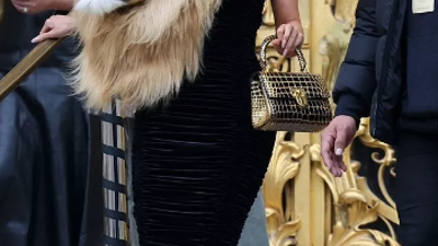 Görgüsüz kadın milyarder böyle geldi. Kıroyum emme para bende. Bülent Ersoy'un kostümleri gibi