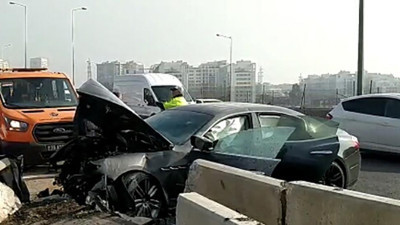 Alkollü sürücü otomobille bariyere çarptı: 1 ölü, 1 yaralı