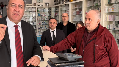 Vatandaş ilaç için karın çamurun ortasında 60 km yol gidiyor. CHP’li Gürer: Sağlıkta şiddete dönüşmeden önlem alınmalı