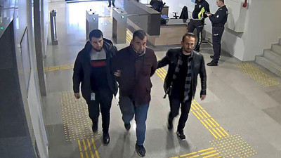 Annesini karşılamaya gelince yakayı ele verdi