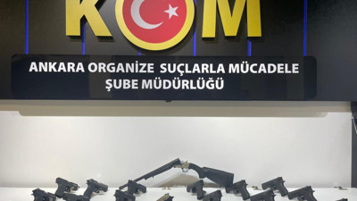 Bir evden 19 tane ruhsatsız tabanca ele geçirildi